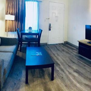 Deluxe One-Bedroom King Suite